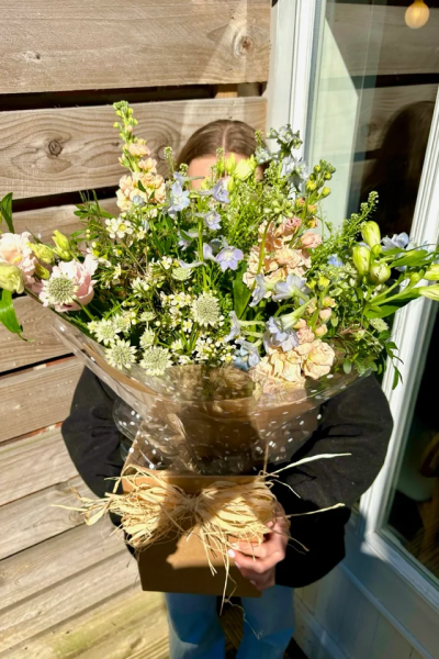 Pastel Perfection - A gorgeous soft toned and stylish bouquet, this is a long standing customer favourite. Pastel pinks, peaches, blues and subtle cream roses are all this bouquet needs to shine.



All bouquets come wrapped in kraft paper, with a water bag made of compostable plastic, and in a brown bag / box.



Please note: We always strive to include the freshest, most vibrant seasonal blooms, so on occasion, subject to availability, it may be necessary to substitute similar blooms to an equal or greater value to maintain our standards of excellence.