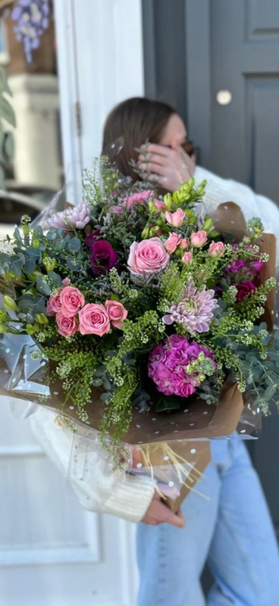 Meadow Fresh - A Meadow Fresh-style bouquet is a vibrant and natural arrangement, inspired by the beauty of wild meadows. The bouquet gives off a fresh, airy vibe, evoking a sense of calm and serenity, as if gathered straight from nature's own garden. Perfect for any occasion, it brings a touch of rustic charm and effortless elegance to any space.



Finished with a water bag, kraft paper, tissue paper and a bouquet bag/box.



Please note: We always strive to include the freshest, most vibrant seasonal blooms, so on occasion, subject to availability, it may be necessary to substitute similar blooms to an equal or greater value to maintain our standards of excellence